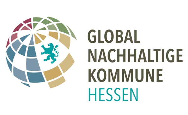 Logo des Projekts: Global Nachhaltige Kommune Hessen. Links neben dem Schriftzug ist eine farbige angedeutete Erdkugel mit dem hessischen Wappentier zu sehen.