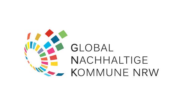 Logo der Global Nachhaltigen Kommune NRW: Ein Ausschnitt einer Weltkugel, gemustert mit bunten Rechtecken.