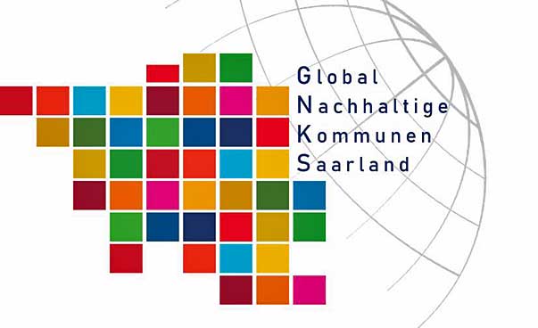 Das Logo der Global Nachhaltigen Kommunen Saarland: bunte Würfel stapeln sich vor dem Hintergrund einer abstrahierten Halbkugel aus farbigen, rechteckigen Flächen.