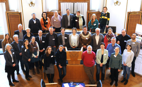 Gruppenfoto der Teilnehmenden im Kieler Raatssaal.