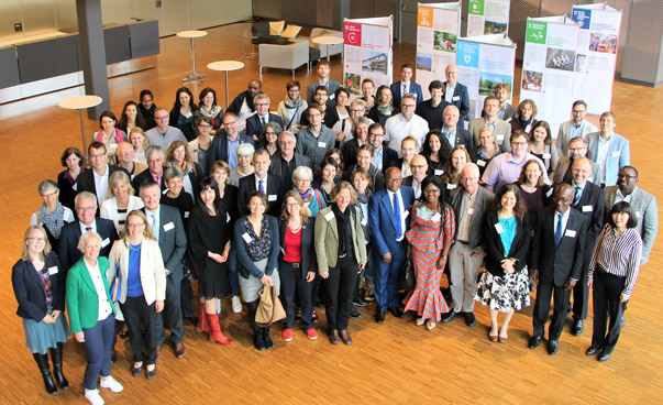 Gruppenfoto mit etwa 100 Teilnehmenden der Konferenz