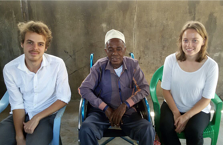 Ein älterer Mann aus Zanzibar schaut gemeinsam mit den beiden deutschen ASA-Teilnehmenden in Richtung des Fotografen.