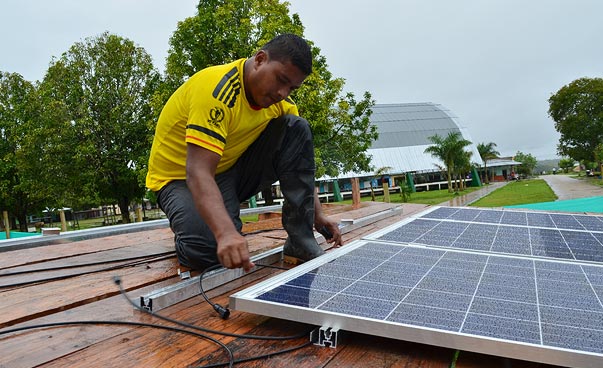 Ein Mann prüft eine Photovoltaikanlage in Solano.
