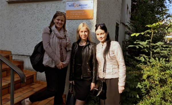 Drei Fachberaterinnen aus Molodetschno in Belaru stehen nebeneinander und blicken in die Kamera