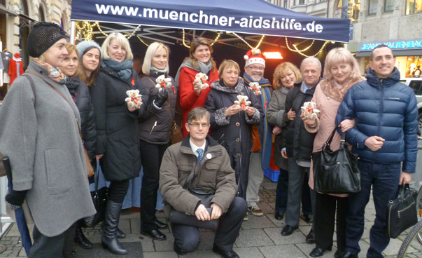 Die Trainerinnen und Trainer aus Kiew am Stand der Münchner Aids Hilfe beim Welt-AIDS-Tag in München.