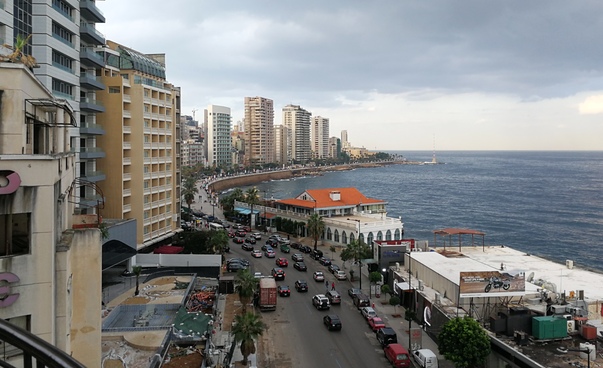 Die stark befahrene Corniche von Beirut. Foto: Arno Leisen