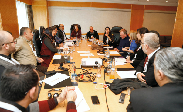Teilnehmer sitzen an einem Konferenztisch und sprechen miteinander. Foto: Andreas Grasser