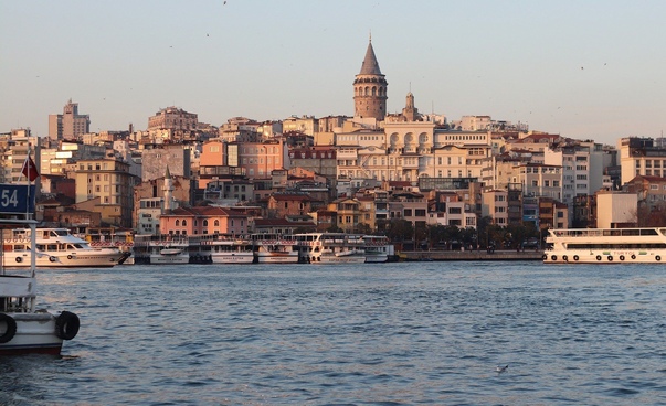 Blick auf die türkische Stadt Istanbul am Bosporus.