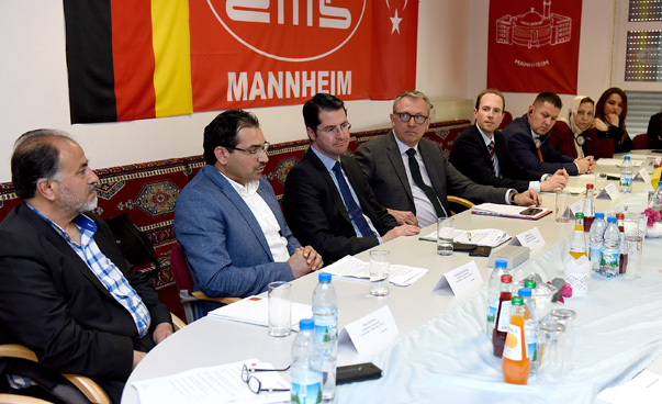 Teilnehmer der Pressekonferenz sitzen an einem großen ovalen Tisch, im Hintergrund sind unter anderem die Flaggen der Türkei sowie Deutschlands zu sehen.