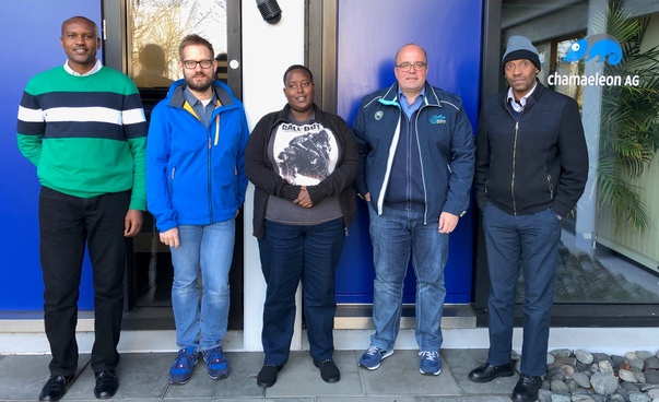 Gruppenfoto der fünf Teilnehmenden der Schulung aus Ruanda und Rheinland-Pfalz.