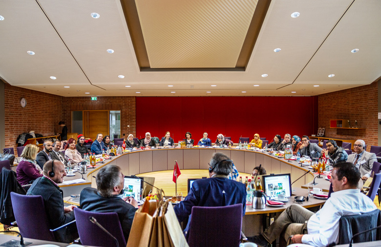 Eine große Gruppe sitzt im Sitzungssaal des Landratsamts Straubing-Bogen.