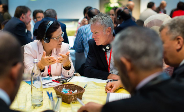 Mehrere Personen diskutieren auf der Auftaktkonferenz "Kommunaler Wissenstransfer Maghreb-Deutschland" in Bamberg im Jahr 2016. Foto: Martin Magunia