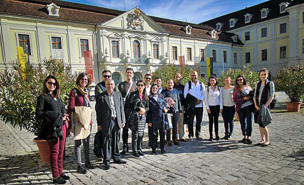 Une groupe se present devant un bâtiment historique.