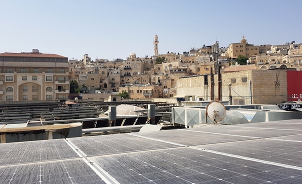 Stadtansicht von Bethlehem mit Solarpanels im Vordergrund