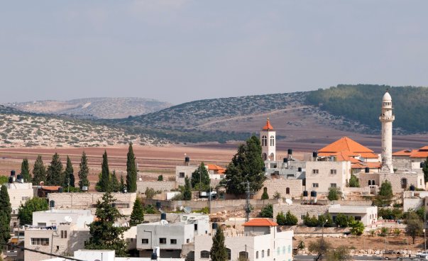 Stadtansicht des Ortes Zababdeh in Palästina.