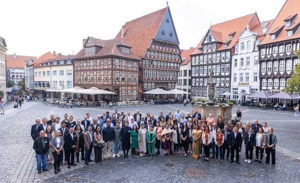 Gruppenfoto der Teilnehmenden der Asienkonferenz 2023 in Hildesheim