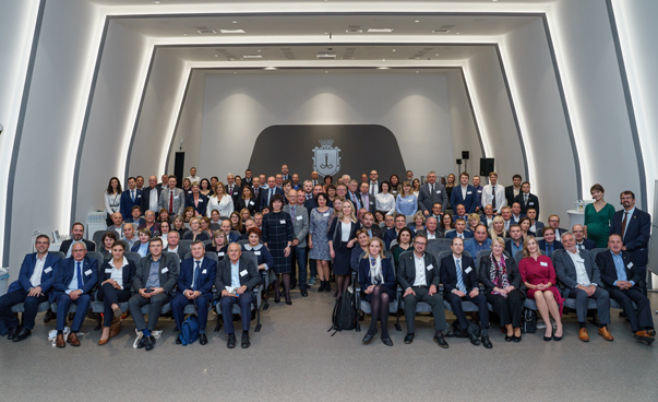 Gruppenfoto der etwa 160 Teilnehmenden der vierten deutsch-ukrainischen Partnerschaftskonferenz in Odessa.
