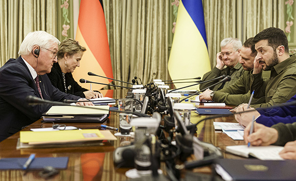 Die Präsidenten an einem Tisch im Vordergrund; dahinter sitzen weitere Personen vor den Flaggen der beiden Länder.Porträt des Bundespräsidenten Steinmeier