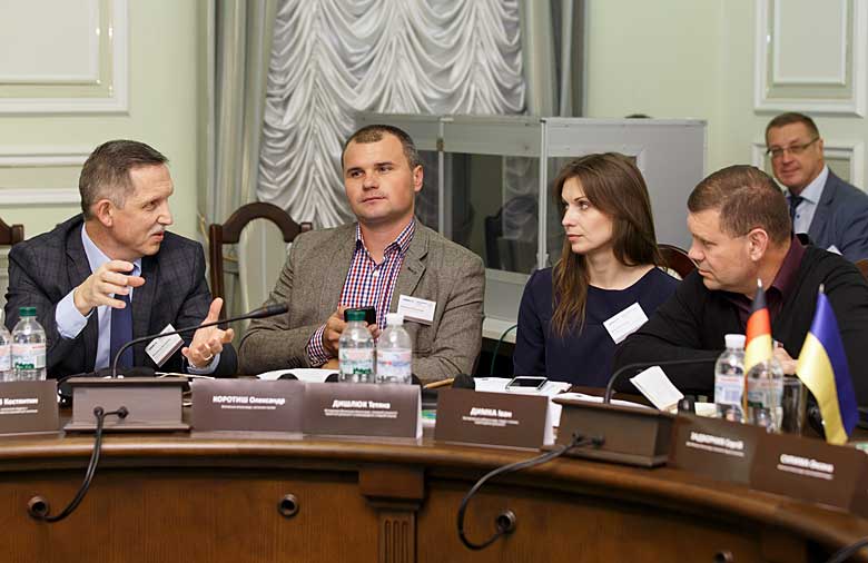 Представники українських громад обмінюються думками.