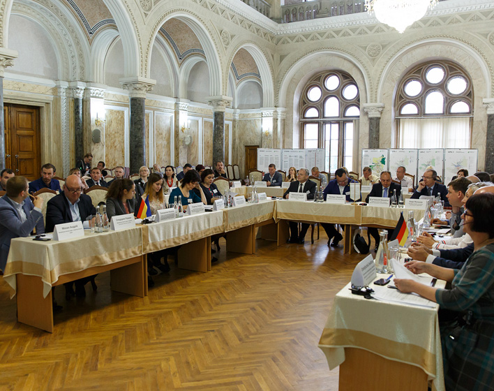 Представники українських муніципалітетів під час обговорення.