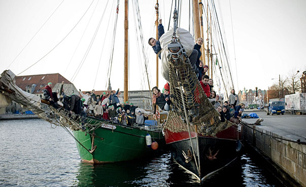 Junge Menschen befinden sich auf einem Segelschiff.  Foto: Julia Kneuse