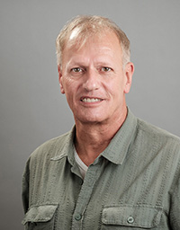 L'expert Gerold Schnabl sourit dans l'appareil photo.