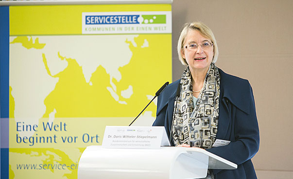 Le Dr. Doris Witteler Stiepelmann du Ministère fédéral de la Coopération économique et du Développement salue les participant-e-s.