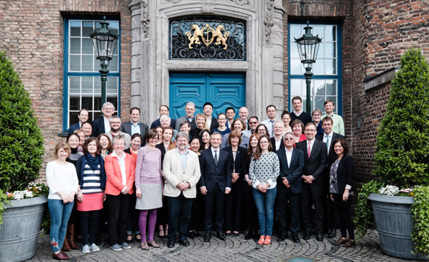 Die Teilnehmenden des Dritten Runden Tisches „Kommunale Partnerschaften mit China“ vor dem Düsseldorfer Rathaus.
