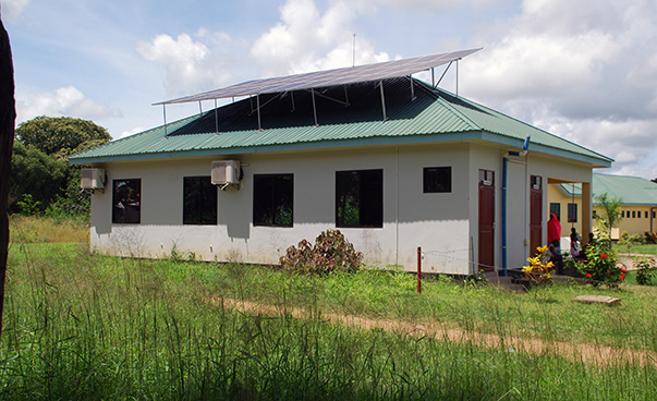 Ein modernes, mit einer Photovoltaik-Anlage ausgestatettes Gebäude ist zu sehen.