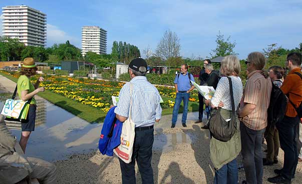 Teilnehmende während einer Exkursion in die Landesgartenschau in Lahr.