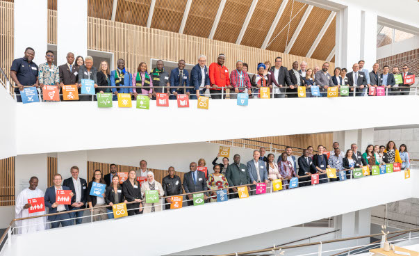 Gruppenfoto der Teilnehmenden der Auftaktkonferenz Kommunale Nachhaltigkeitspartnerschaften 2023 in Hamm