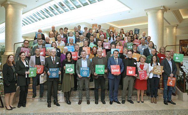 Das Gruppenfoto zeigt die circa 80 Teilnehmenden der Ergebniskonferenz der Pilotphase des Projekts „Kommunale Nachhaltigkeitspartnerschaften“ in Belgrad.