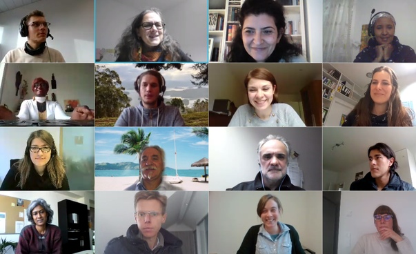 Screenshot einer Videokonferenz mit sechzehn Feldern, auf denen jeweils eine Person zu sehen ist.