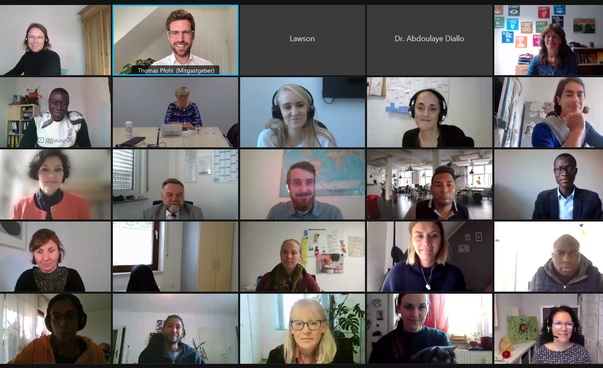 Screenshot mit 23 Porträts der Teilnehmenden der virtuellen Konferenz.