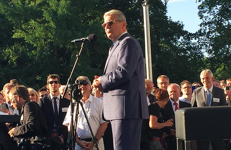 Bundespräsident Gauck hält eine Rede auf der Bühne.