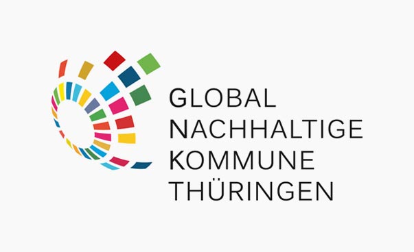 Das Foto zeigt das Logo der Globalen Nachhaltigen Kommune.