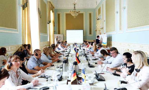 Teilnehmende des Runden Tisches im Rathaus der Stadt Kiew.