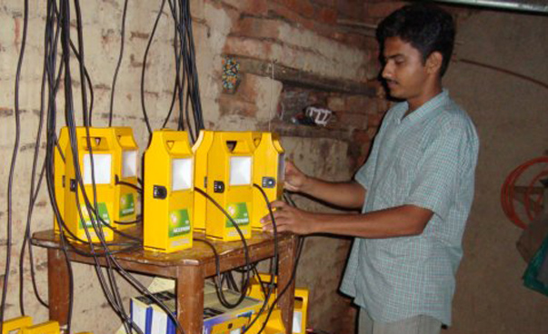 Ein Mann arbeitet an elektrischen Geräten
