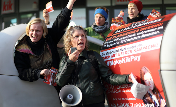 Frauen demonstrieren mit Megaphon