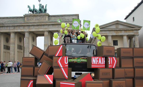 Menschen auf einem Lastwagen vor dem Brandenburger Tor