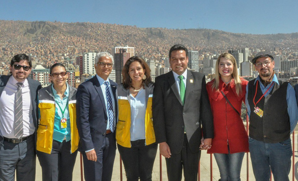 Die Bürgermeister und andere Personen posieren im Freien vor der Kamera.