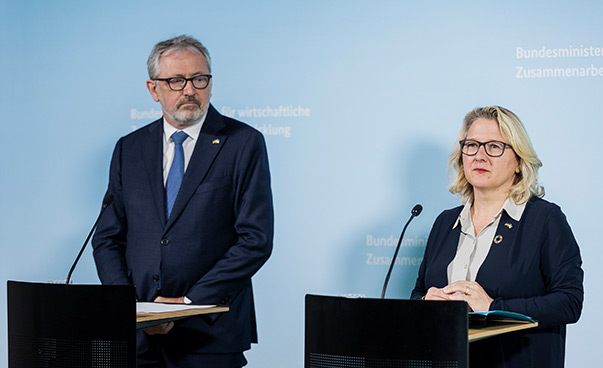 Peter Kurz, Oberbürgermeister von Mannheim und Entwicklungsministerin Svenja Schulze während der Pressekonferenz im Vorfeld der Vernetzungsveranstaltung.