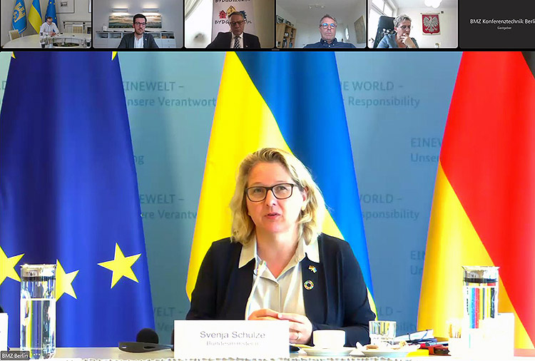 Entwicklungsministerin Svenja Schulze im Vernastaltungsraum. Im Hintergrund die europäische, deutsche und ukrainische Flagge