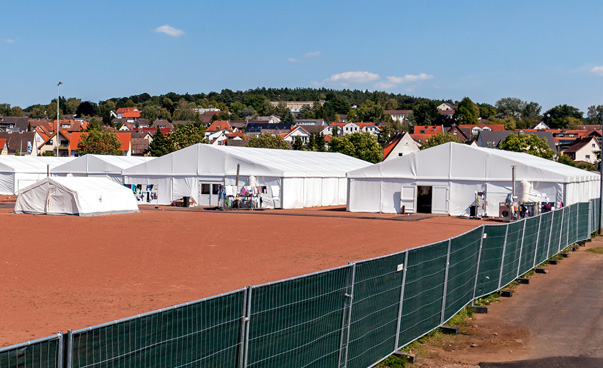 Marburg im August 2015: Ein Fußballplatz wird zur Notunterkunft  Foto: TBE/istock